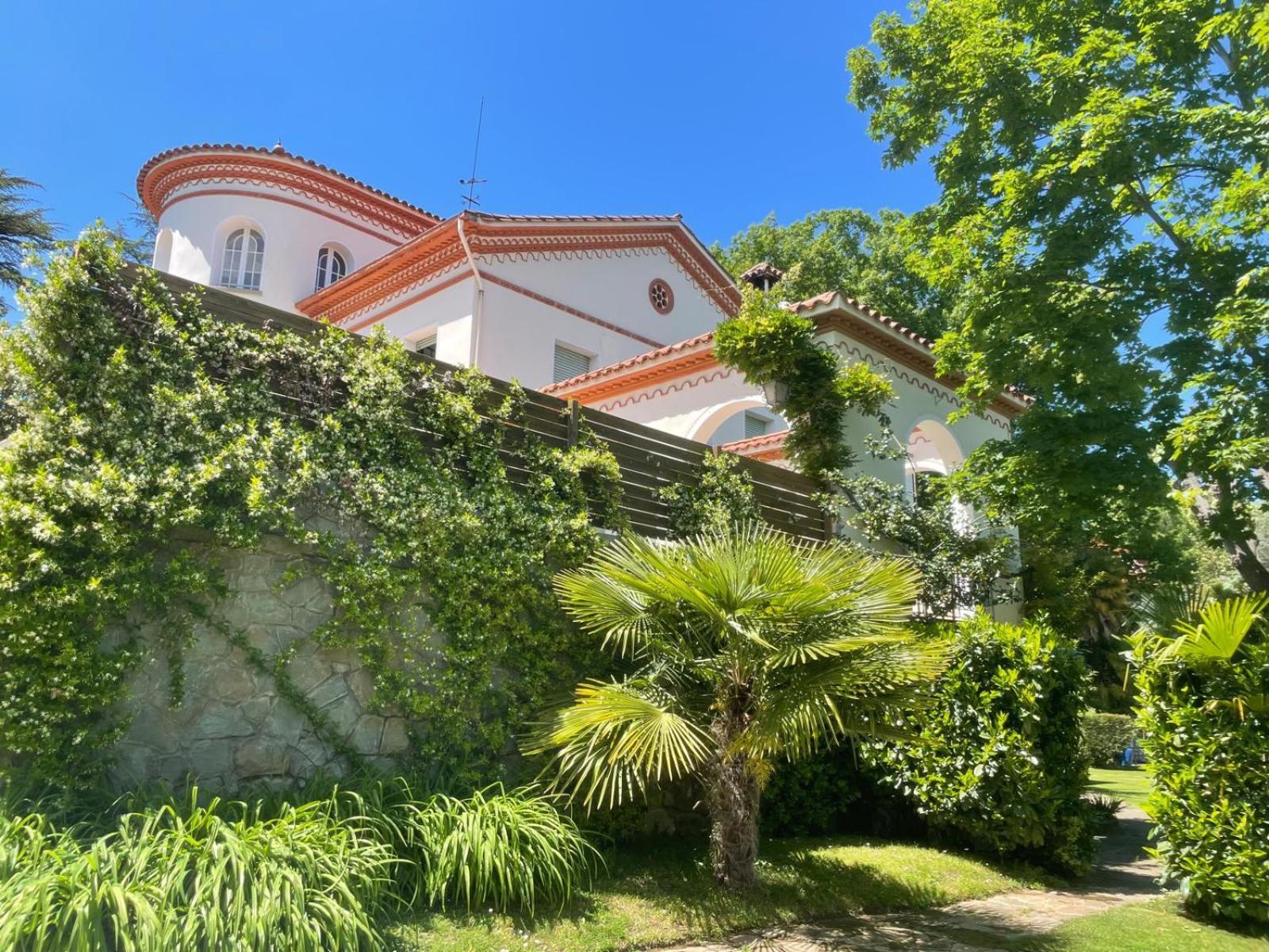 Espectacular Casa Chateau En El Centro De Olot Buitenkant foto