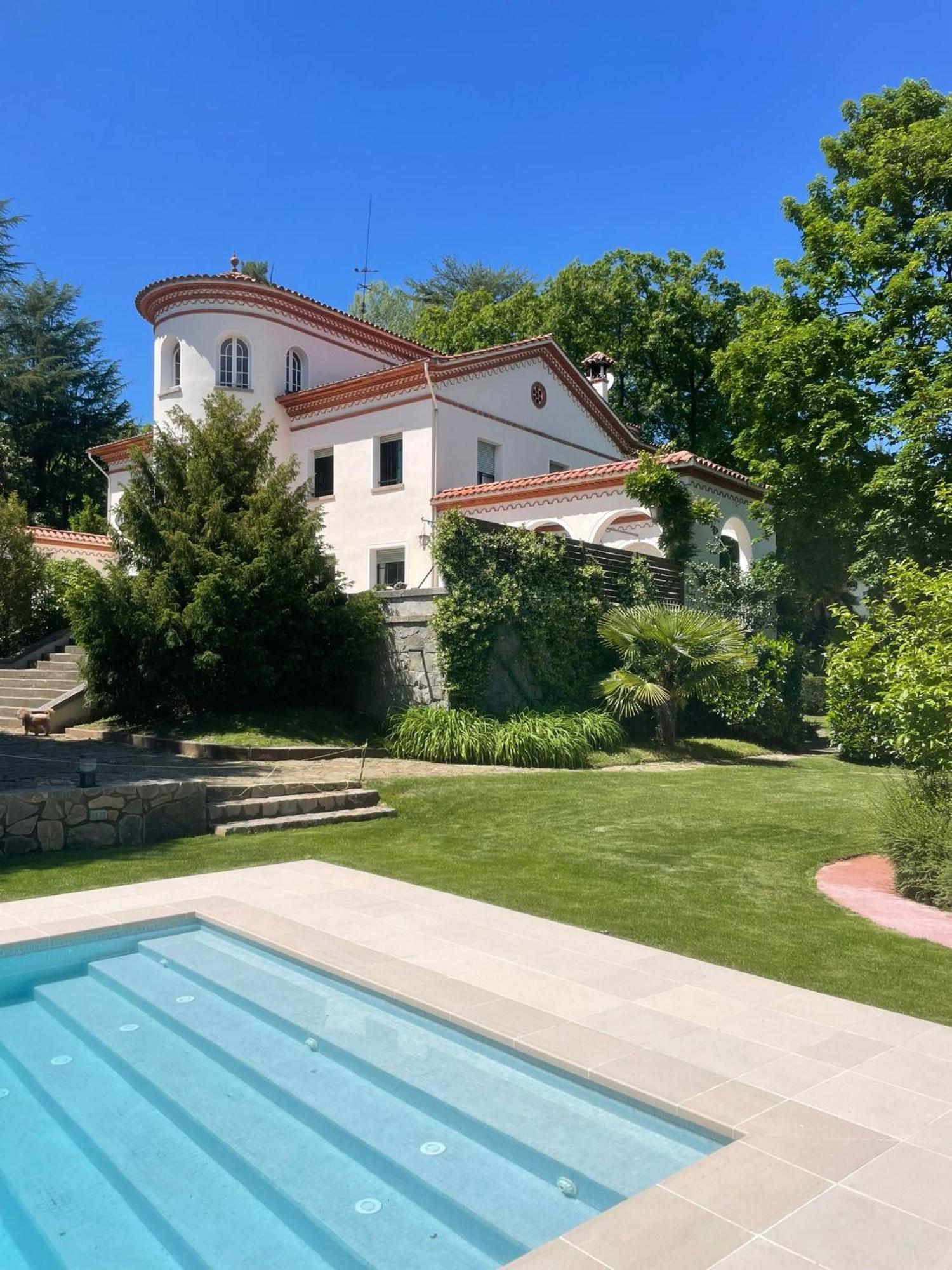 Espectacular Casa Chateau En El Centro De Olot Buitenkant foto